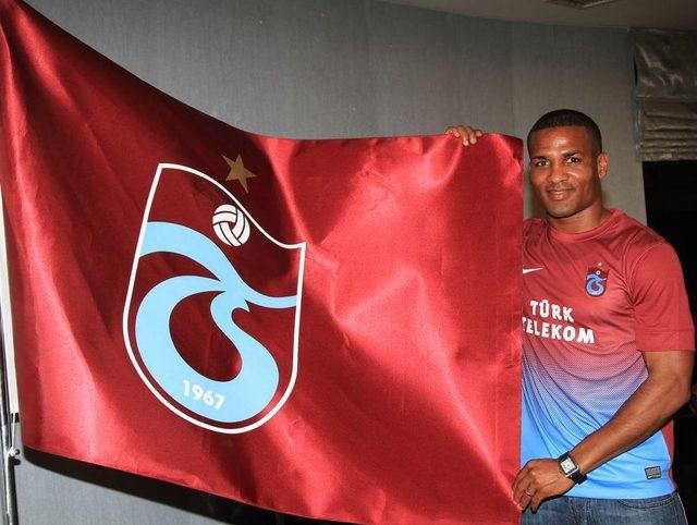 Trabzonspor'da, Malouda Takım Arkadaşlarıyla Tanıştı