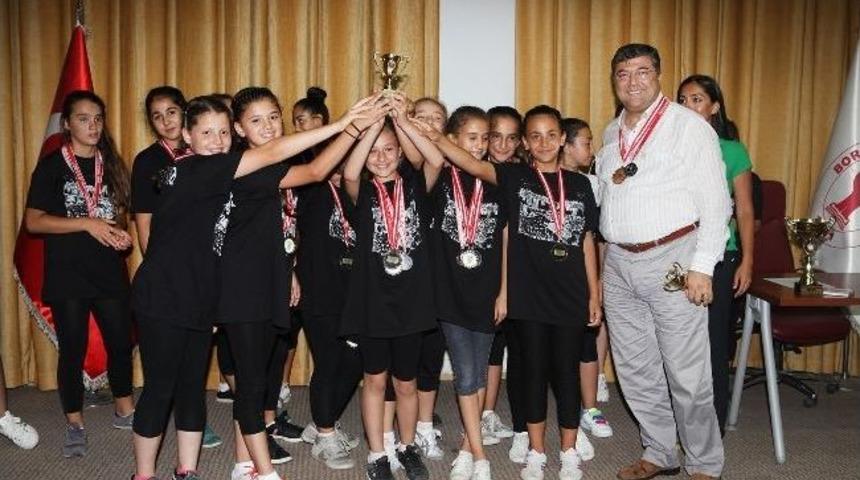 Bornova Belediyesi Sporcu Ordusuyla Gururlu