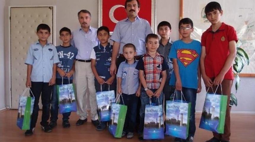 Başkan Uzunkaya’dan Kuran Kursu Öğrencilerine Hediye