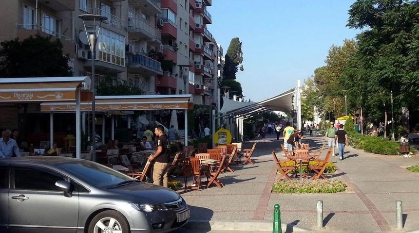 İzmirliler Kafeteryaların Kaldırım Işgalinden Şikayet&ccedil;i