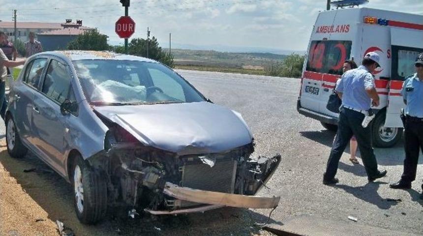 Otomobil İle Trakt&ouml;r &Ccedil;arpıştı 2 Kişi Yaralandı