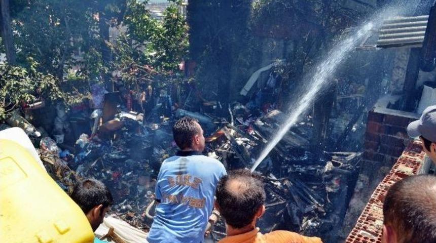 Kedilerine Mama Yaparken Evi Yakıyordu