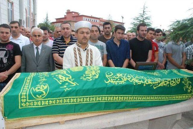 Evinde &Ouml;l&uuml; Bulunan Eski Futbolcu Toprağa Verildi 1