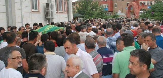 Evinde &Ouml;l&uuml; Bulunan Eski Futbolcu Toprağa Verildi 2