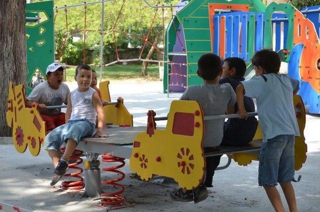 Söke'de Yeni Oyuncaklar Çocukların Akınına Uğradı