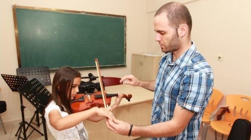 Gebzeli Minikler Gitar &Ccedil;almayı &Ouml;ğreniyor