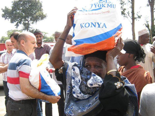 Konyalı Doktorlar Kenya'da Ramazan Yardımı Dağıttı