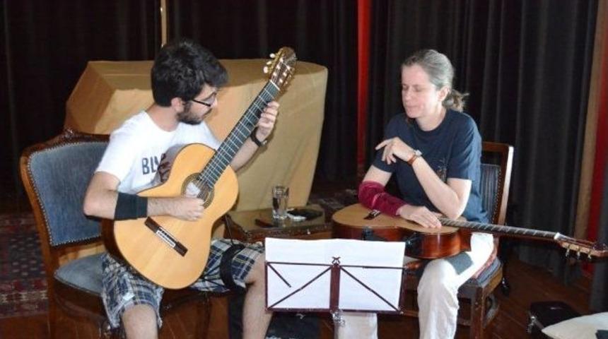 Ayvalık&rsquo;ta &Uuml;nl&uuml; Sanat&ccedil;ıdan Gitar Kursu