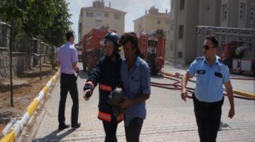 Lise &Ccedil;atısında Yangın: 1 Yaralı