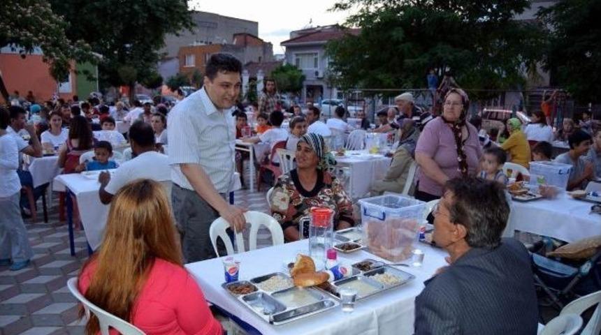 Kaymakam Ve Belediye Başkanı Vatandaşlara Yemek Dağıttı