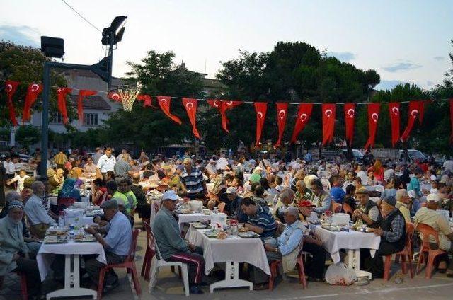 Kaymakam Ve Belediye Başkanı Vatandaşlara Yemek Dağıttı