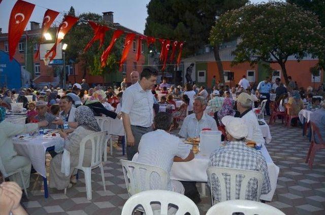 Kaymakam Ve Belediye Başkanı Vatandaşlara Yemek Dağıttı