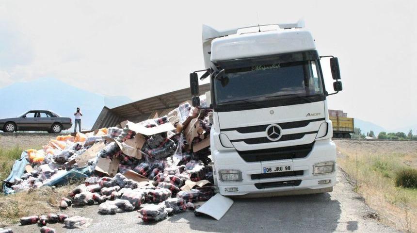 TIR Şarampole Devrildi, I&ccedil;ecekler Yola Dağıldı