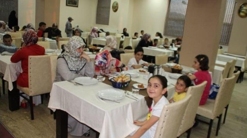 Erzurum'da İnsani Yardım Vakfından Yetimlere İftar Yemeği