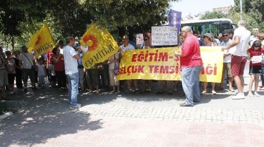 Sel&ccedil;uk'ta Yardımcısını D&ouml;vd&uuml;ğ&uuml; İddia Edilen Okul M&uuml;d&uuml;r&uuml; Protesto Edildi