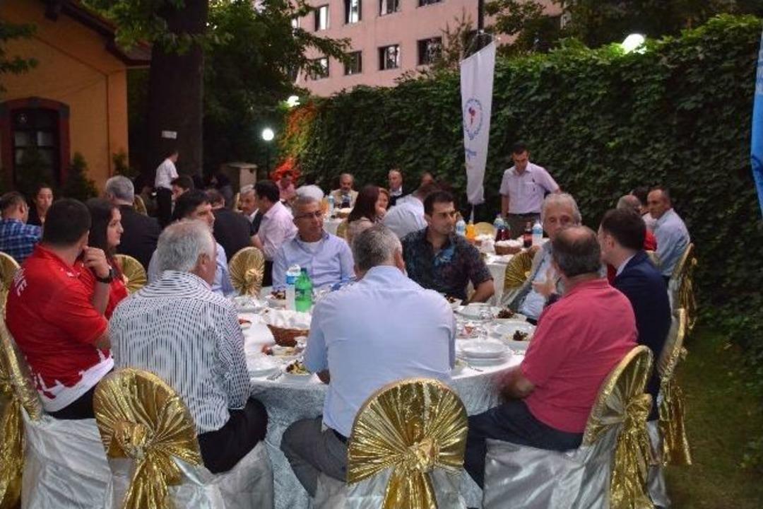 Şahin, 17. Akdeniz Oyunları&rsquo;na Katılan Ekip İle İftarda Buluştu