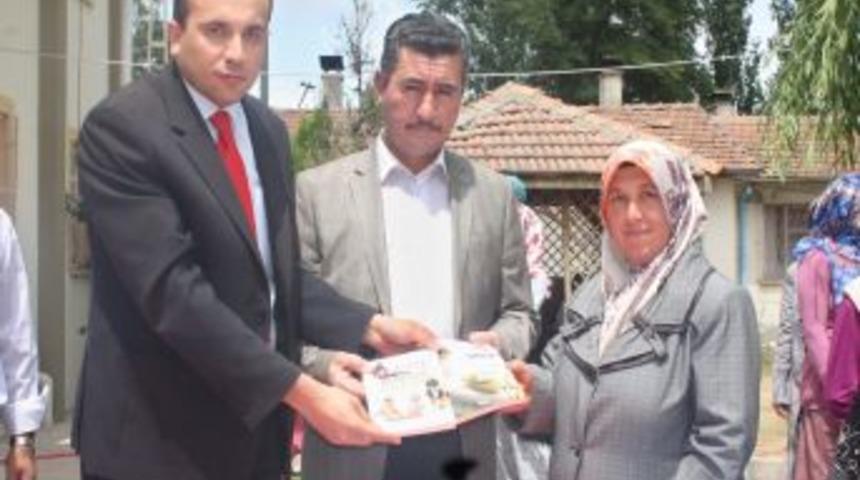 Kaymakam Yılmaz, Annelere Kitap Dağıttı