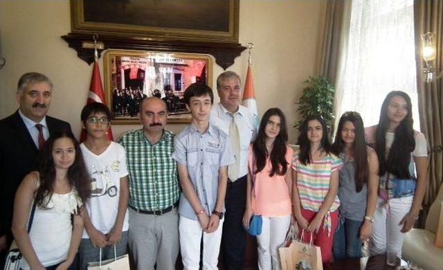 Başarılı &Ouml;ğrenciler Vali Duruer&rsquo;i Ziyaret Etti 1