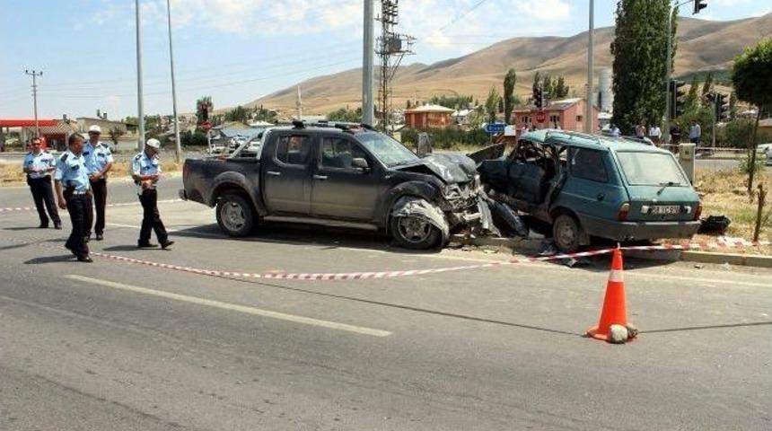 Sivas'ta Trafik Kazası: 1 &Ouml;l&uuml;, 1 Yaralı