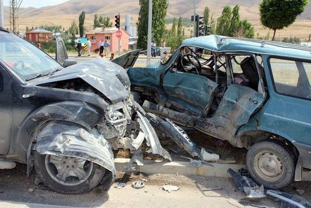 Sivas ta Trafik Kazası: 1 &Ouml;l&uuml;, 1 Yaralı 1