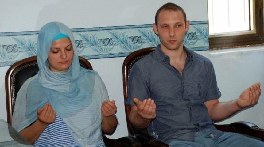 Hollandalı Gen&ccedil; T&uuml;rk Kızı İ&ccedil;in M&uuml;sl&uuml;man Oldu