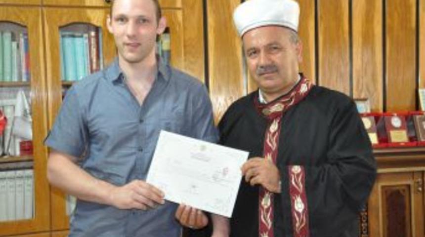 Sevdiği uğruna M&uuml;sl&uuml;man oldu