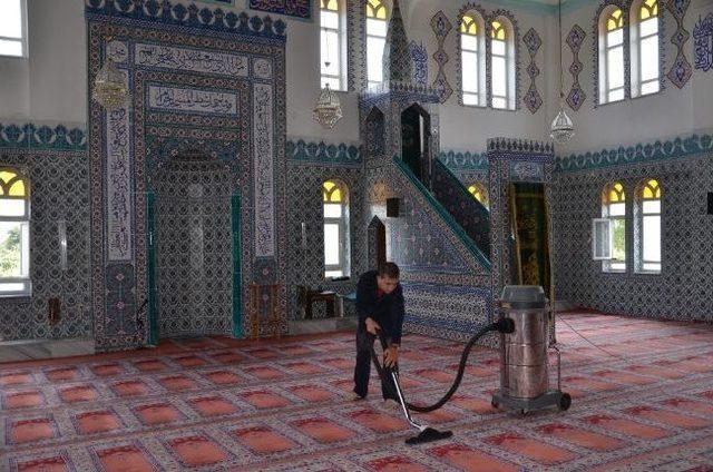 Erenler&rsquo;de T&uuml;m Camiler Temizlendi 1