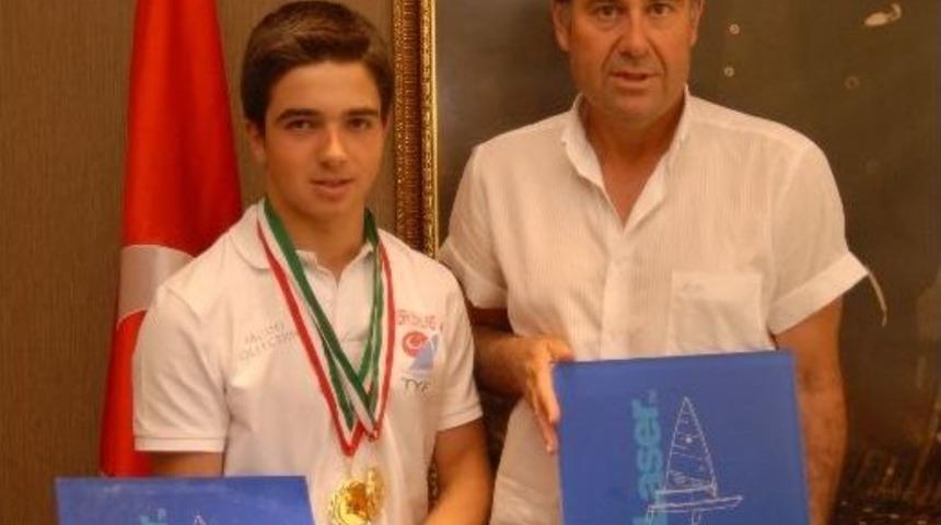 Başkan Kocadon, D&uuml;nya Ve Avrupa Şampiyonu Anıl &Ccedil;etin&rsquo;i Ağırladı