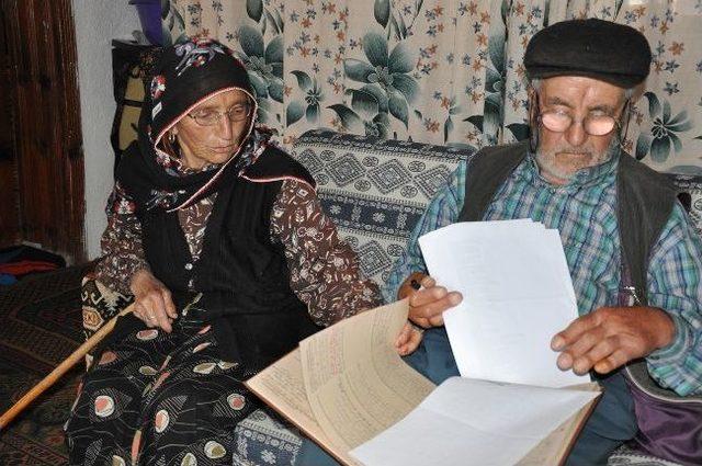 70 Yıldır Ölenlerin Kaydını Tutuyor