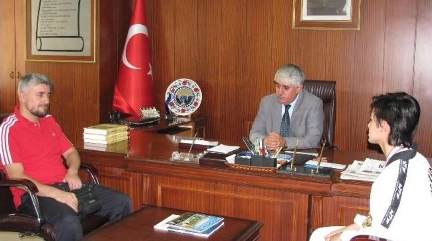 Sorgun Belediye Başkanı Ahmet Şimşek&rsquo;ten Başarılı Sporcuya &Ouml;d&uuml;l