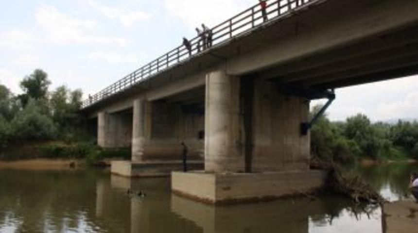 Kayıp Gencin &Ouml;ld&uuml;r&uuml;ld&uuml;kten Sonra Yakılıp Nehre Atıldığı Iddiası
