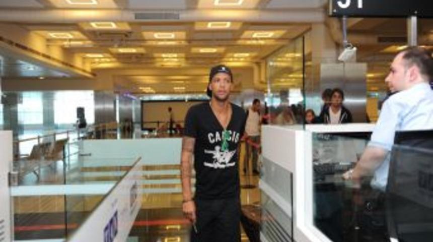Havalimanında &lsquo;Melo&rsquo; Izdihamı