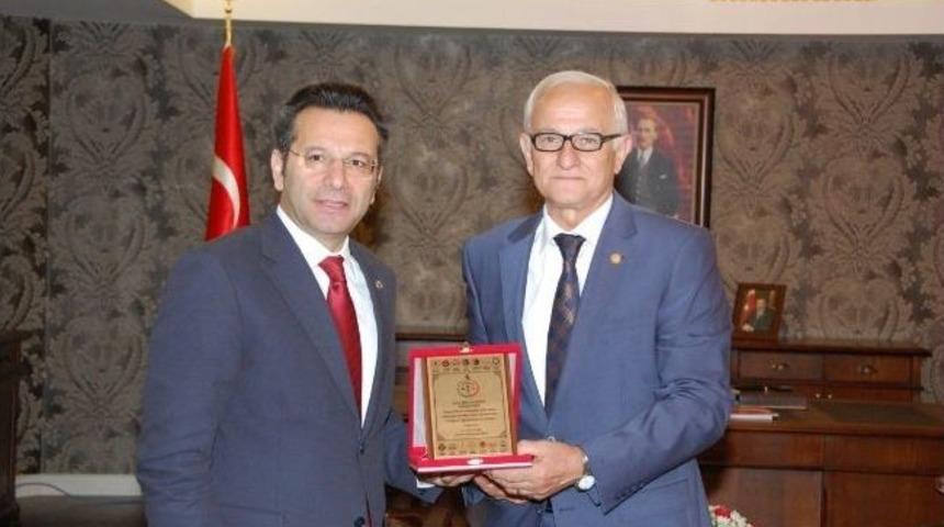 Baro'dan Vali Aksoy'a Plaket