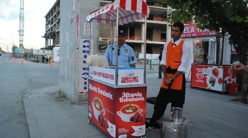 İftara Yetişemeyenler &Ccedil;orba &Ccedil;eşmelerinde İftar A&ccedil;tı