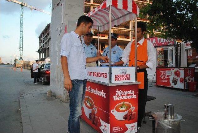 İftara Yetişemeyenler Çorba Çeşmelerinde İftar Açtı