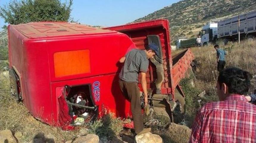 Kamyon Şarampole Yuvarlandı: 1 Yaralı