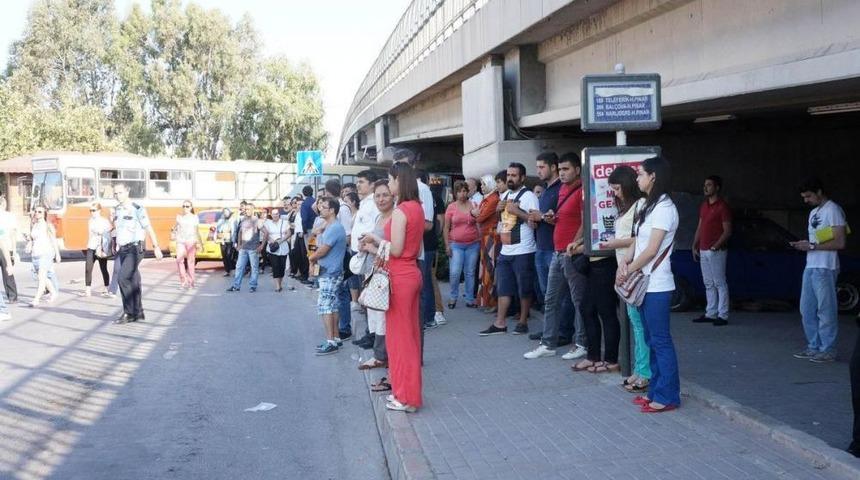 İzmir'de Otob&uuml;s Şof&ouml;rlerinin "uyarı" Grevi