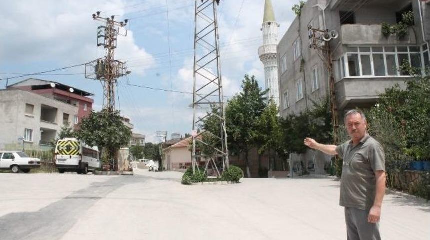 Yol Ortasında Kalan Trafo Tehlike Sa&ccedil;ıyor