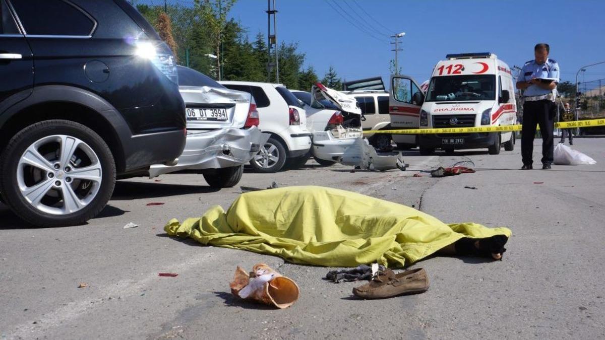 Belediye Otob&uuml;s&uuml; 5 Aracı Bi&ccedil;ip, Yayaların Arasına Daldı: 1 &Ouml;l&uuml; 4 Yaralı