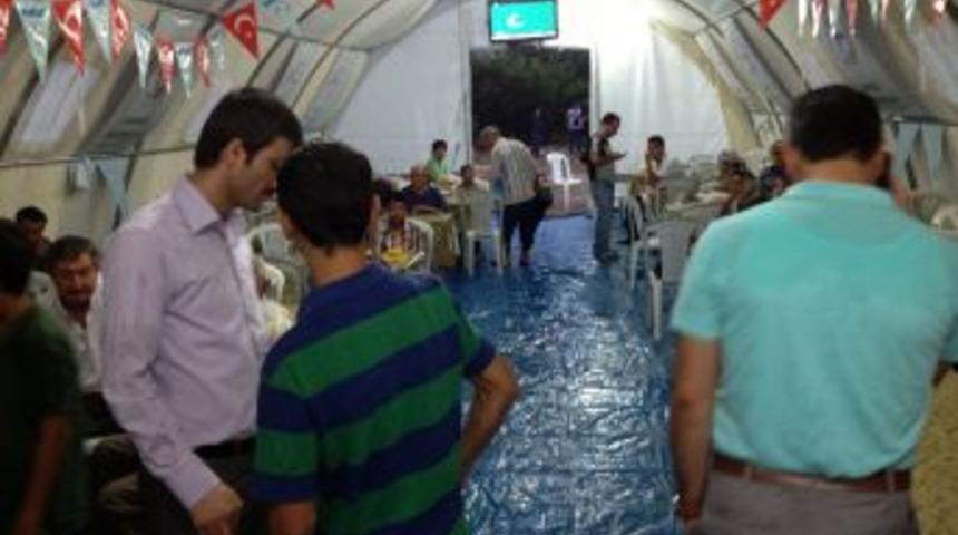 Sarıg&ouml;l İşadamları Derneği Iftar &Ccedil;adırı Kurdu