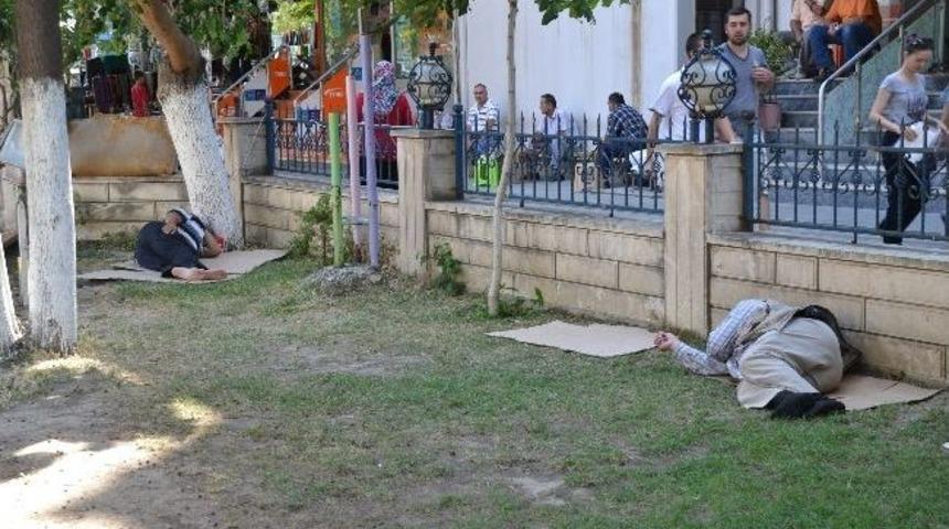 &Ccedil;areyi G&ouml;lgede Uyumakta Buldular