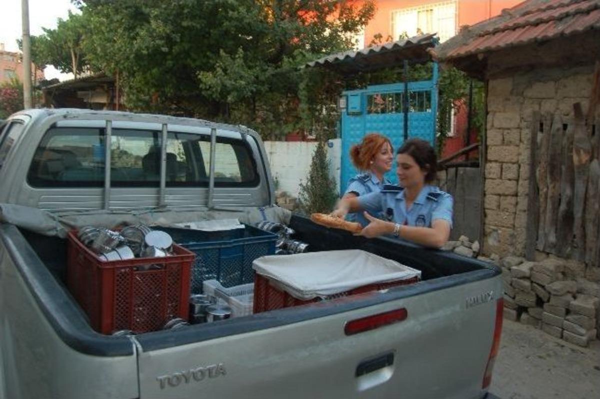 Hayırseverler Dolduruyor, Bayan Zabıtalar Dağıtıyor
