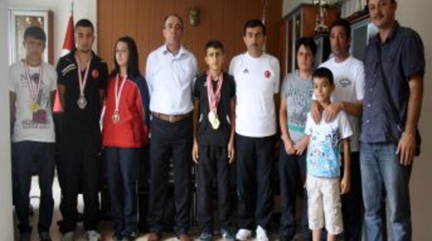 Tekvando Şampiyonları Niğde Gen&ccedil;lik İl M&uuml;d&uuml;r&uuml;'n&uuml; Ziyaret Etti