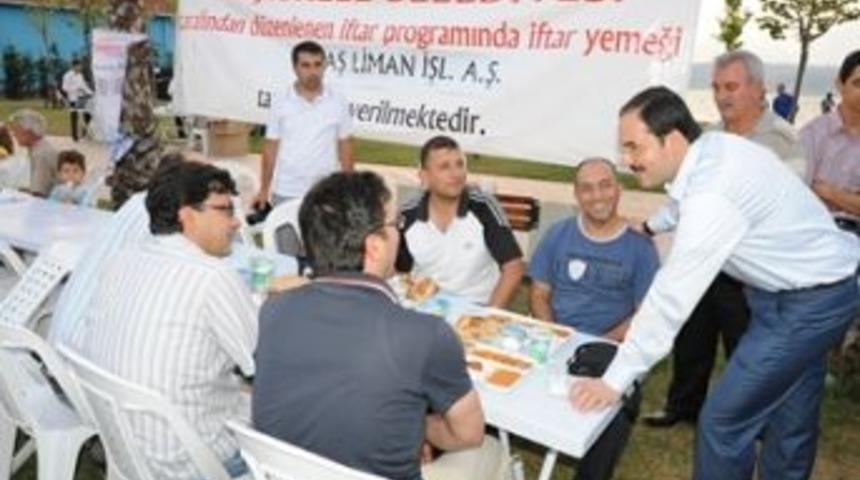 Akşam ezanıyla 2 bin kişi Başiskele sahilinde oru&ccedil; a&ccedil;ıyor