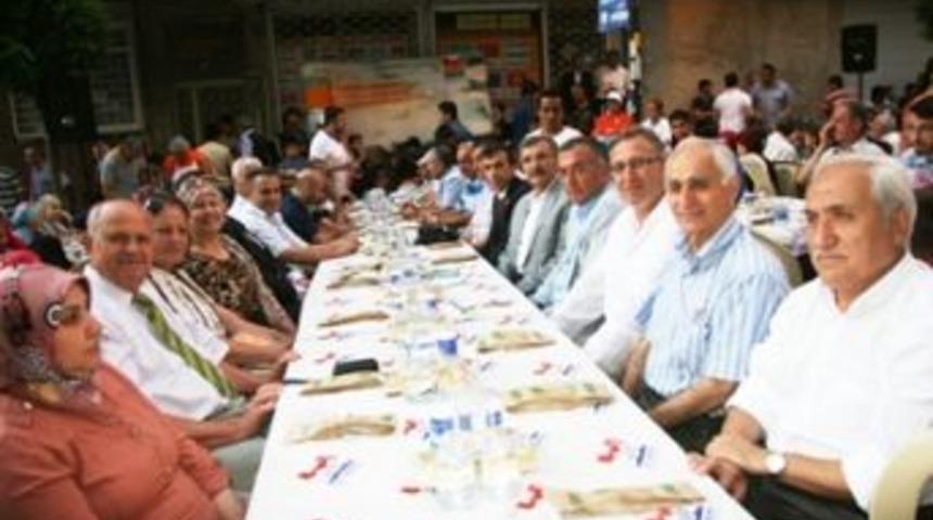 Zeytinburnu Belediyesi'nin ,Yeşiltepe Sokak İftarına Yoğun İlgi!...