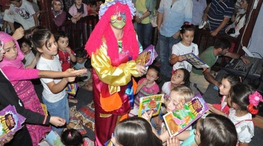 Meddah Amcaya &Ccedil;ocuklardan Yoğun İlgi