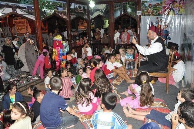 Meddah Amcaya Çocuklardan Yoğun İlgi