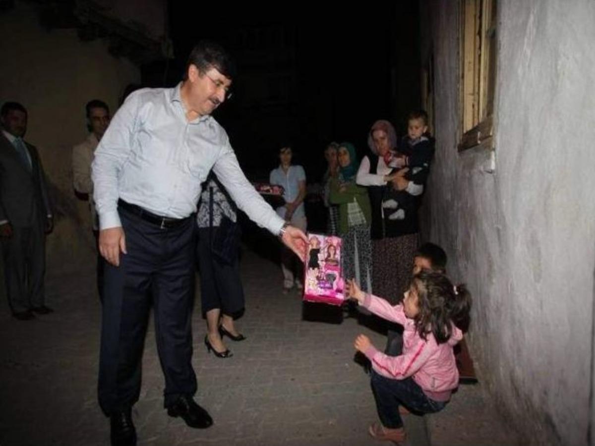 Amasya Valisi Ramazanda Oyuncak Dağıttı