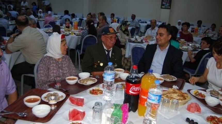 Eşme Kaymakamlığı Şehit Ve Gazi Ailelerine İftar Verdi