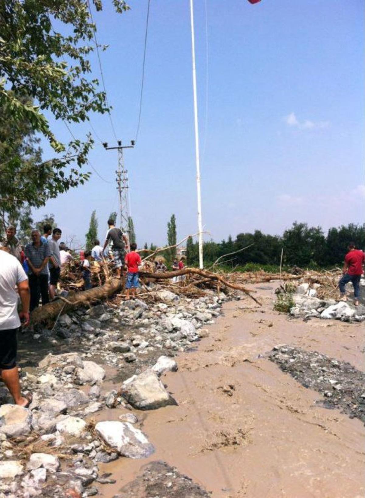 Hatay'da Sel Yolları Kapadı, Ara&ccedil;lar Toprak Altında Kaldı